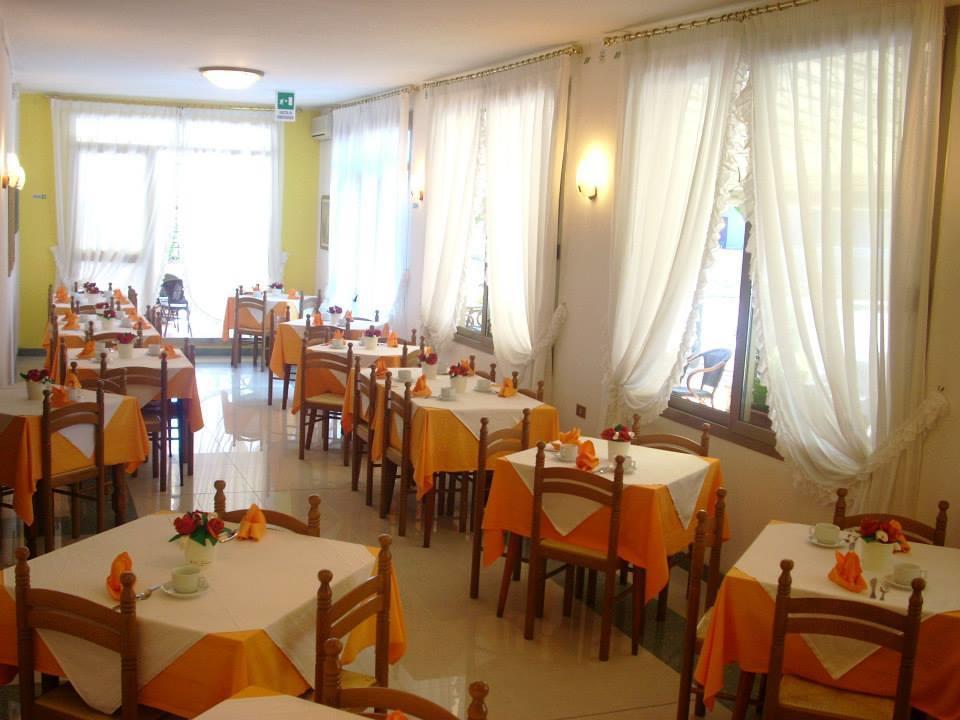 Hotel Fornaro Caorle Exterior foto